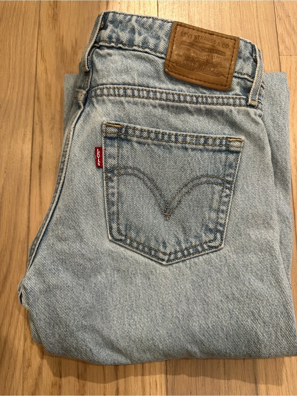 Levi's women Light Wash Blue LOW LOOSE Jeans 23”